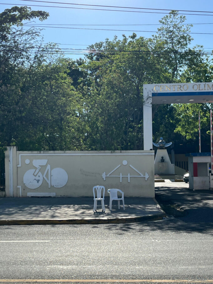 Bad Bunny se vuelve tendencia por imágenes de dos sillas de plástico frente al Centro Olímpico