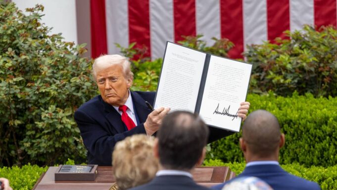 Donald Trump anuncia orden ejecutiva para reducir precios de medicamentos entre un 30 % y 80 %