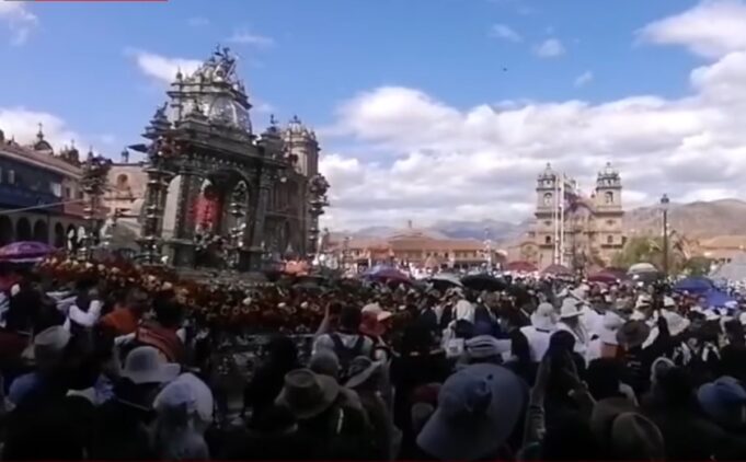 Miles de dominicanos participan en la celebración del Corpus Christi en Santo Domingo