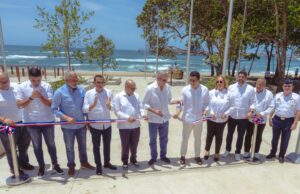Presidente Abinader y ministro Collado inauguran malecón de Haina
