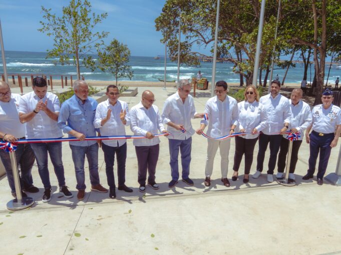 Presidente Abinader y ministro Collado inauguran malecón de Haina