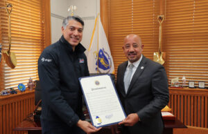 Alcaldía de Lawrence reconoce a Victor Pacheco Méndez por sus aportes a la aviación dominicana