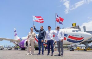 Ministro Collado le da salida al primer vuelo de Arajet a Puerto Rico
