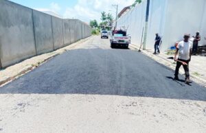 ALCALDÍA DE SAN FELIPE DE PUERTO PLATA INICIA OPERATIVO DE BACHEO Y ASFALTADO EN DISTINTOS SECTORES DE LA CIUDAD
