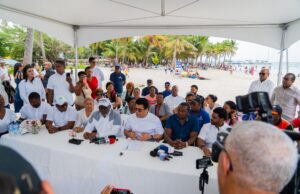 Ministro Collado firma acuerdo para la intervención de la playa y malecón de Boca Chica
