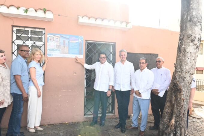 Ministro de Turismo deja iniciadas las obras del Programa de Mejoramiento de Viviendas en Ciudad Colonial.