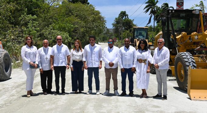 Ministro Collado deja iniciados trabajos reconstrucción vía acceso playa Teco, Puerto Plata