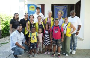 100 niños se preparan para recibir el pan de la enseñanza