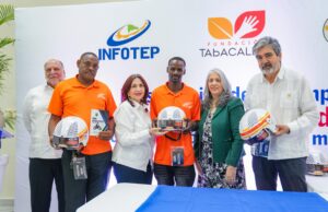 INFOTEP y Fundación Tabacalera de España entregan 2 mil 100 cascos protectores a motoristas de La Romana