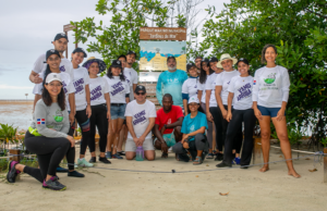 Arajet celebra el Día Mundial del Turismo con jornada ambiental en la laguna arrecifal de Boca Chica