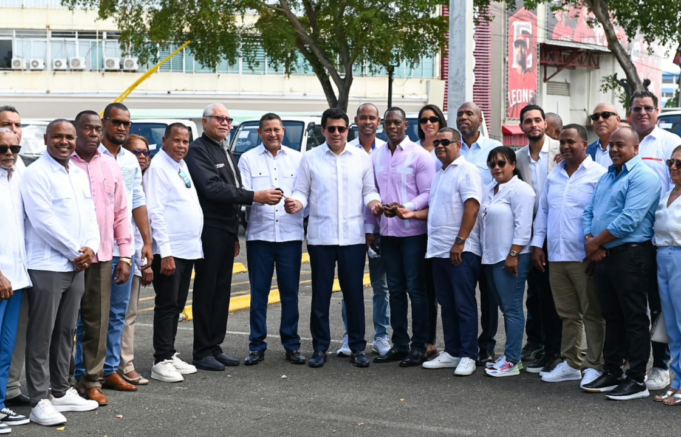 Collado inicia programa de sostenibilidad y entrega 38 camiones volteos a municipios y distrito municipales con vocación turística