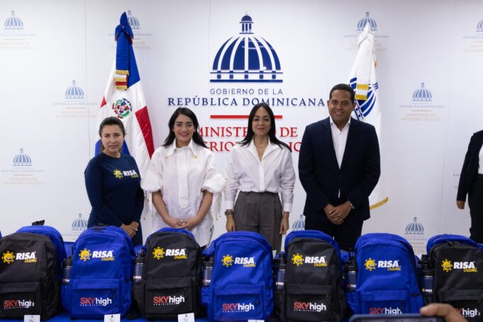 SkyHigh Dominicana y la Fundación RISA, con el apoyo del Ministerio de Interior y Policía, entregan kits escolares a niños y niñas de Capotillo en múltiples instituciones comunitarias
