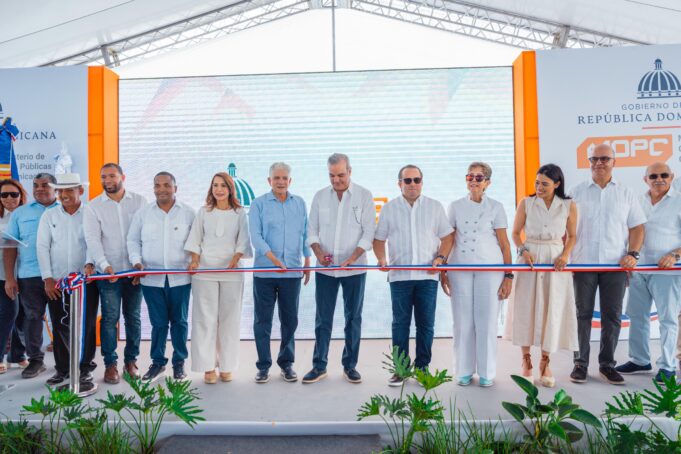Tras 40 años de espera, presidente Abinader entrega carretera Villa Elisa-Punta Rucia-La Ensenada, que conecta Puerto Plata con Montecristi