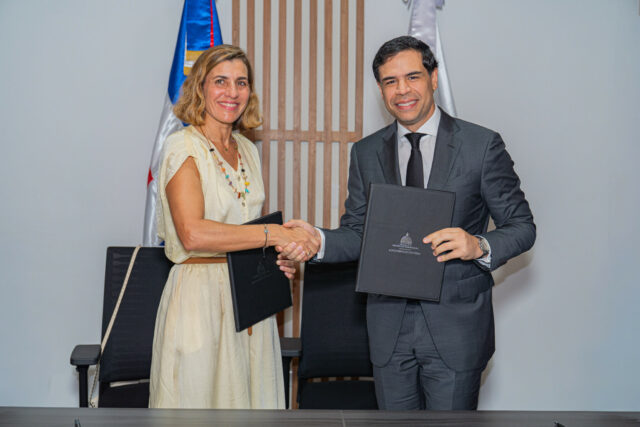 Isabel-Pinero-y-el-Ministro-de-Cultura-Roberto-Angel-Salcedo-durante-la-firma-del-acuerdo-2048x1365