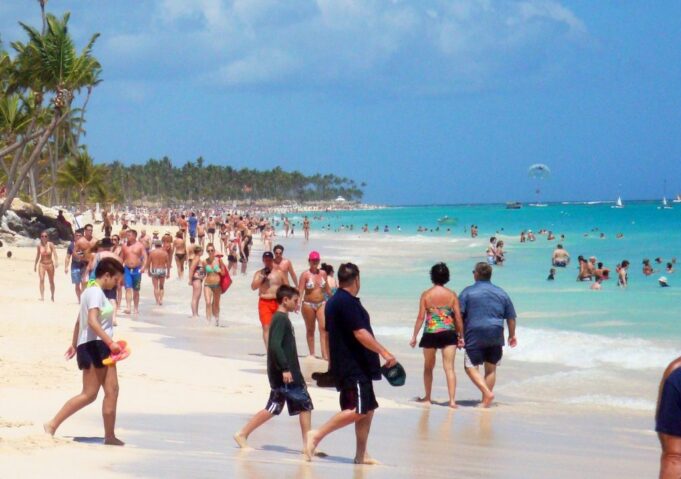 Gasto promedio diario de turistas registra ajuste en 2025, mientras se mantiene el crecimiento de llegadas y altos niveles de ocupación hotelera