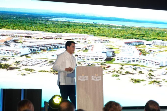 Presidente Luis Abinader inaugura los hoteles Dreams y Secrets Playa Esmeralda con una inversión de RD$ 23,000 millones