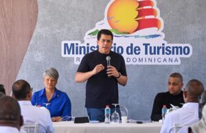 Ministro Collado interviene otra playa de San Pedro de Macorís para mejorar su oferta turística.