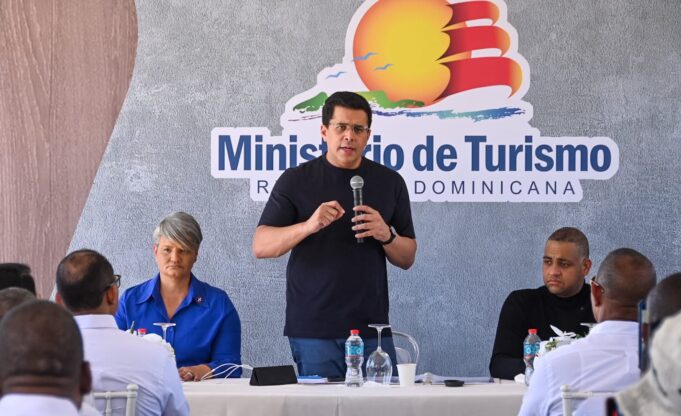 Ministro Collado interviene otra playa de San Pedro de Macorís para mejorar su oferta turística.