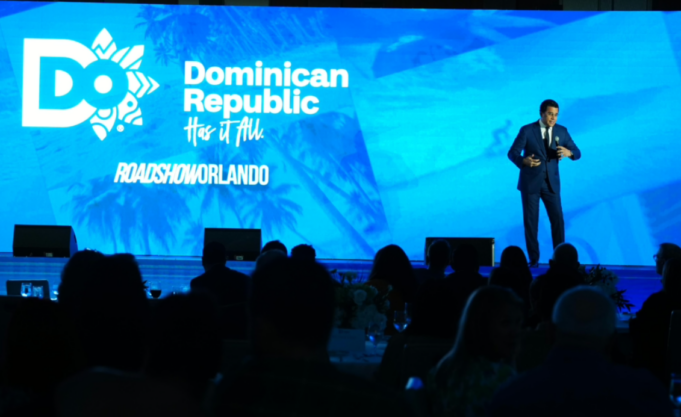 Ministro David Collado inicia su primera presentación del año en Orlando, Florida