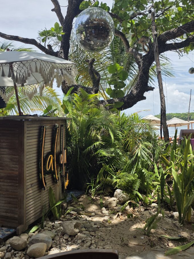 LALOLA BEACH, un restaurante que ha ganado popularidad por su ambiente frente al mar,