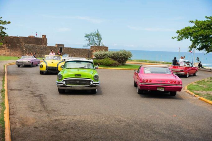 Carros clásicos se convierten en una experiencia de alto impacto la visita de “Primer Impacto en Puerto Plata”