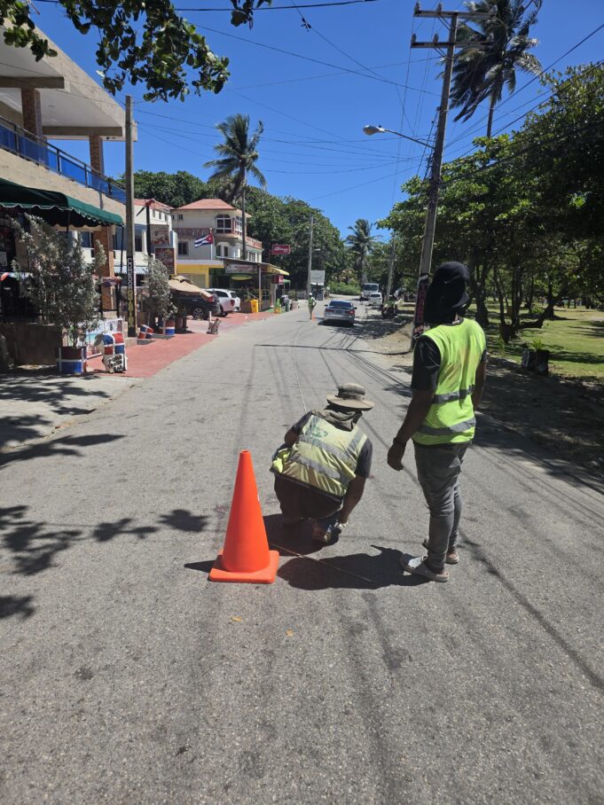 Alcaldía de Puerto Plata y comerciantes realizan jornada de señalización en Playa Cofresí