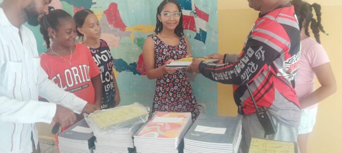 Anthony González y Nature River Park donan 1,000 cuadernos a estudiantes de comunidades de Puerto Plata