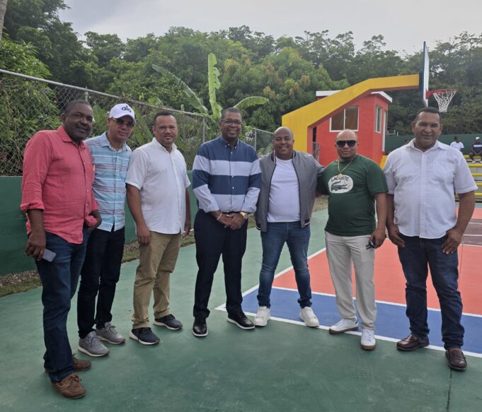 Distrito Municipal de Cabarete entrega cancha deportiva en el Callejón de la Loma