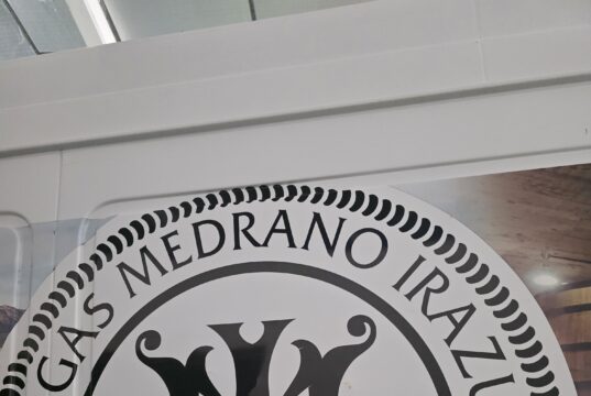 Leonardo Medrano destaca la calidad de los vinos de Rioja durante visita a una de las grandes regiones vitivinícolas de España