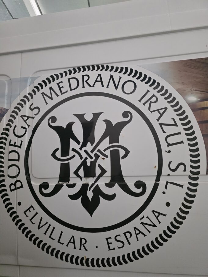 Leonardo Medrano destaca la calidad de los vinos de Rioja durante visita a una de las grandes regiones vitivinícolas de España